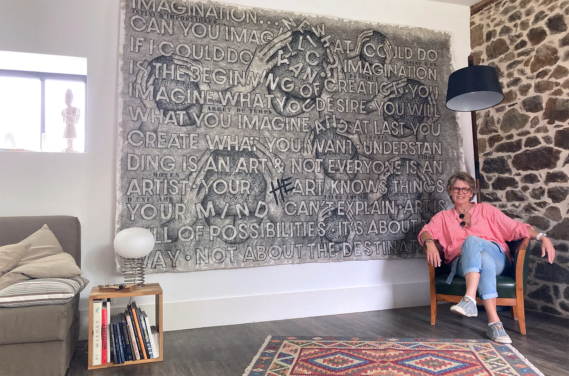 Val d'Off pose devant son tableau Imagination